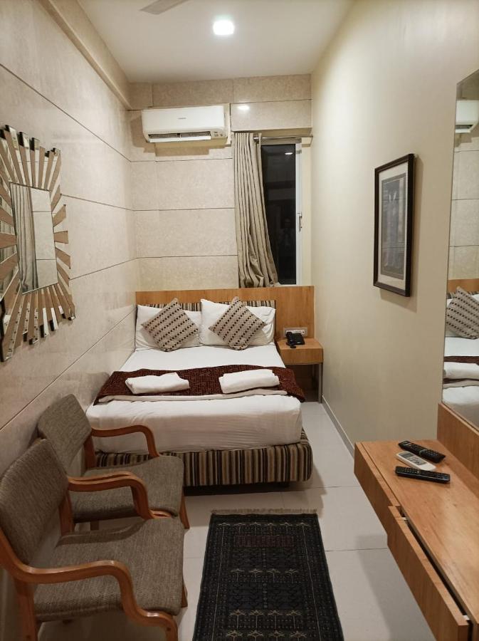 מומביי Bentley Hotel Marine Drive מראה חיצוני תמונה