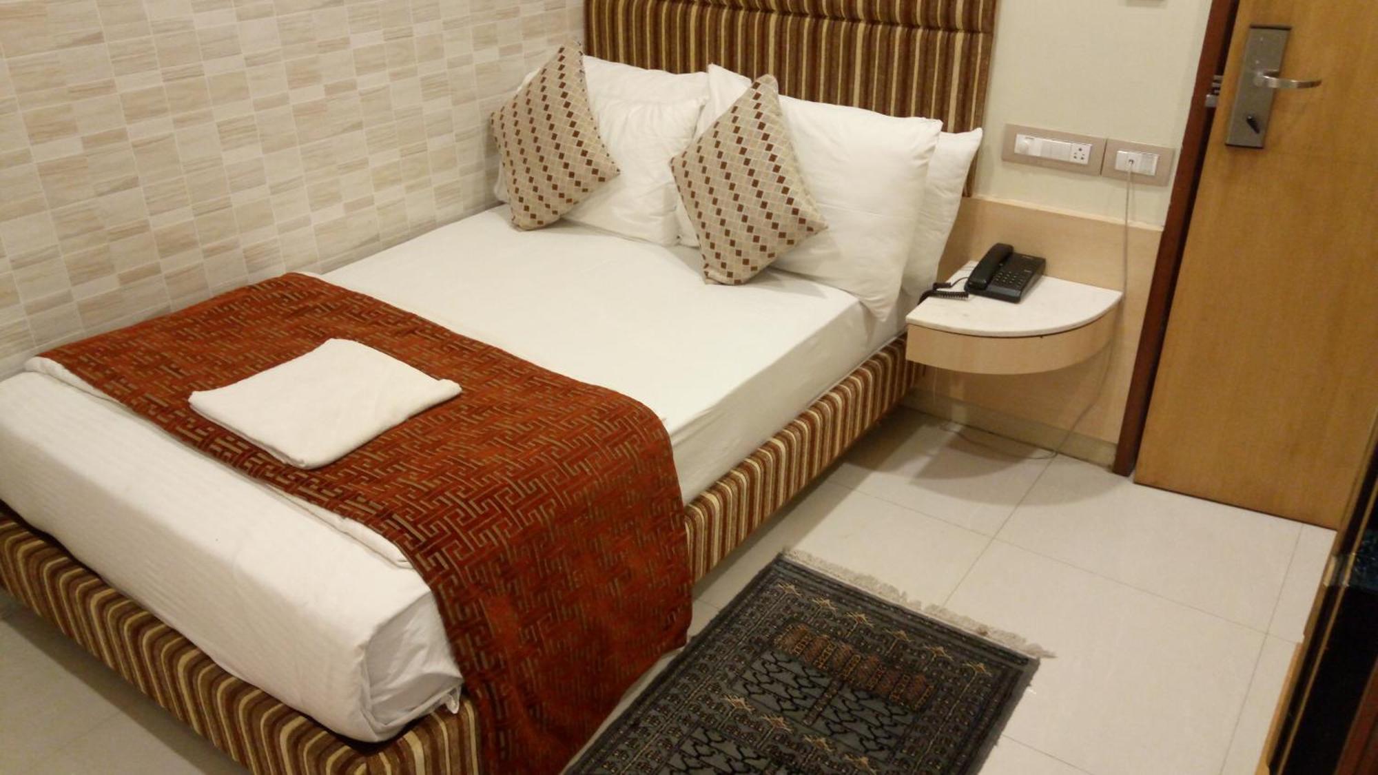 מומביי Bentley Hotel Marine Drive מראה חיצוני תמונה