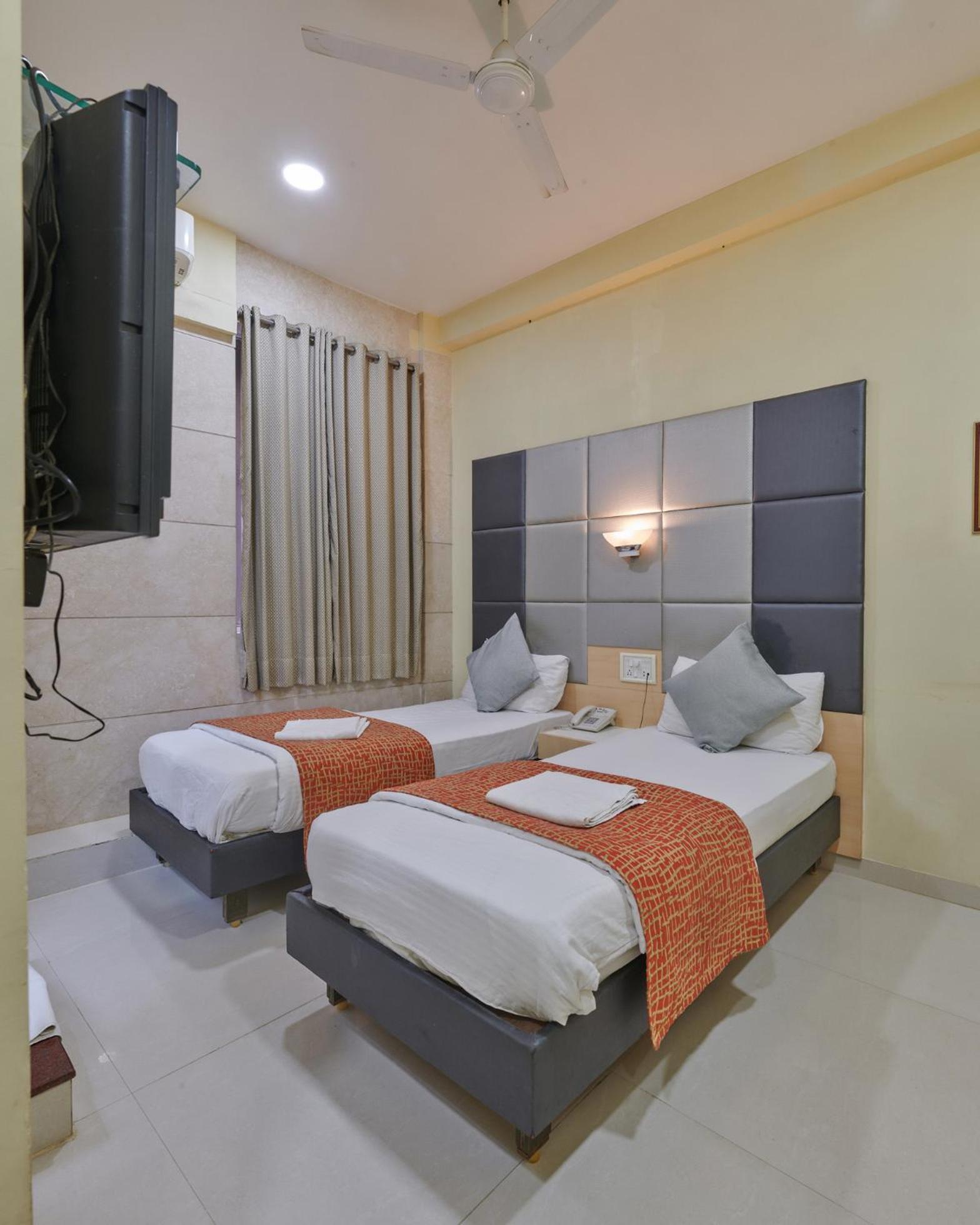 מומביי Bentley Hotel Marine Drive מראה חיצוני תמונה