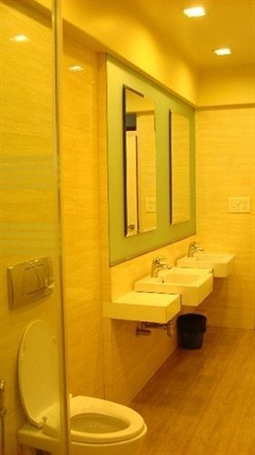 מומביי Bentley Hotel Marine Drive מראה חיצוני תמונה
